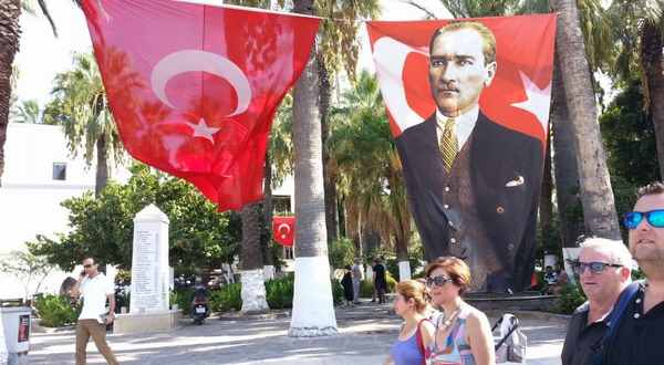トルコ国旗とケマル・アタチュルク